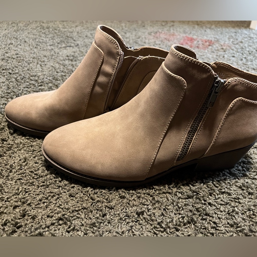 Size 11 brown ankle boots never worn